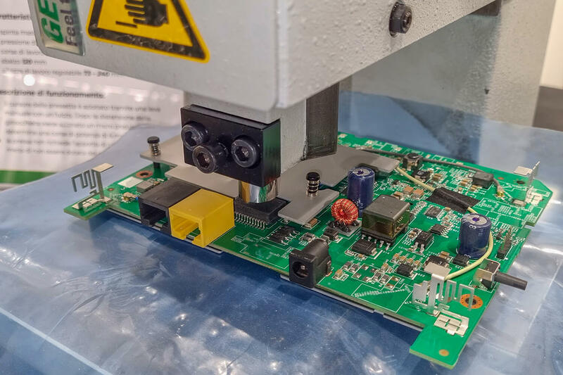 Esempio di piantaggio press-fit con scheda elettronica su pressa HKPL-DS assistita pneumaticamente