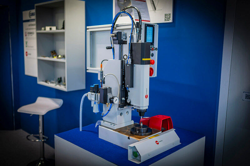 Macchine ribaditrici radiali Friedrich con controllore di processo