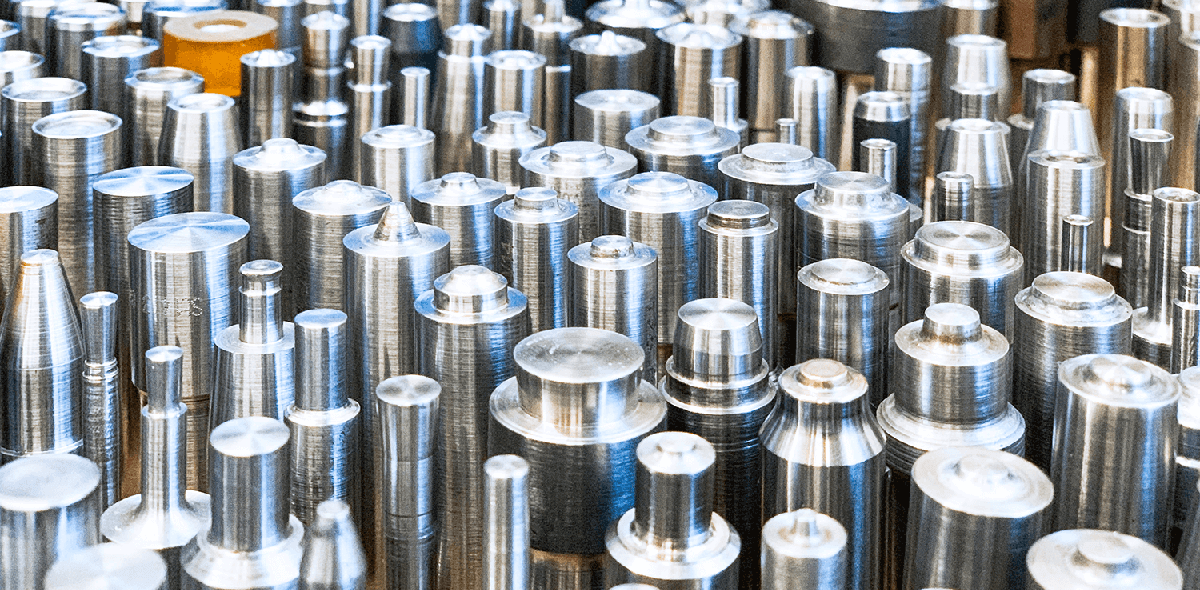 Punzoni nel laboratorio di ribaditura di CAMAR SpA