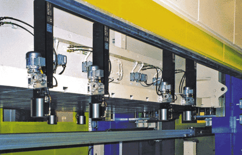 Esempio applicativo dei sistemi di bloccaggio con traslazione a catena Flexline