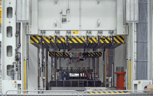 Esempio applicativo dei sistemi di bloccaggio con traslazione a catena Flexline