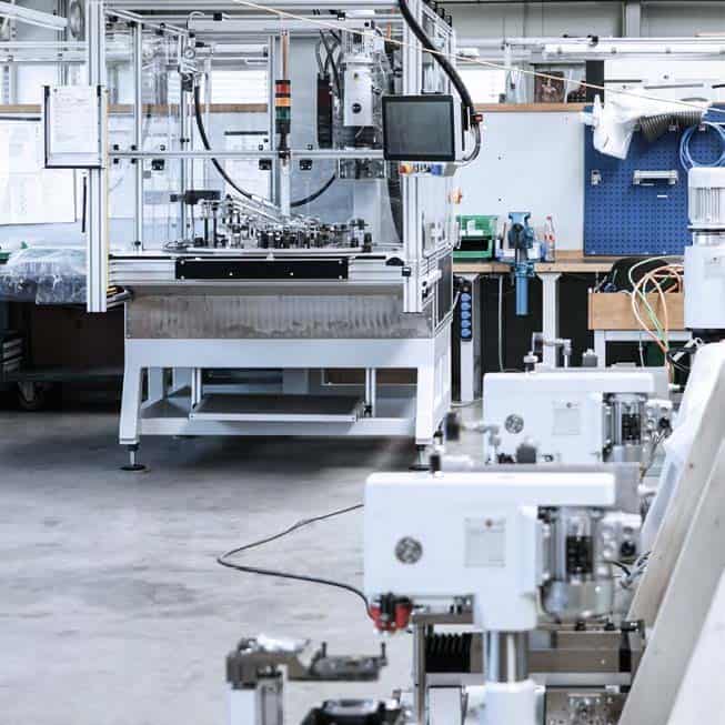 Officina di assemblaggio FMW, dove vengono approntate ribaditrici standard e macchine speciali