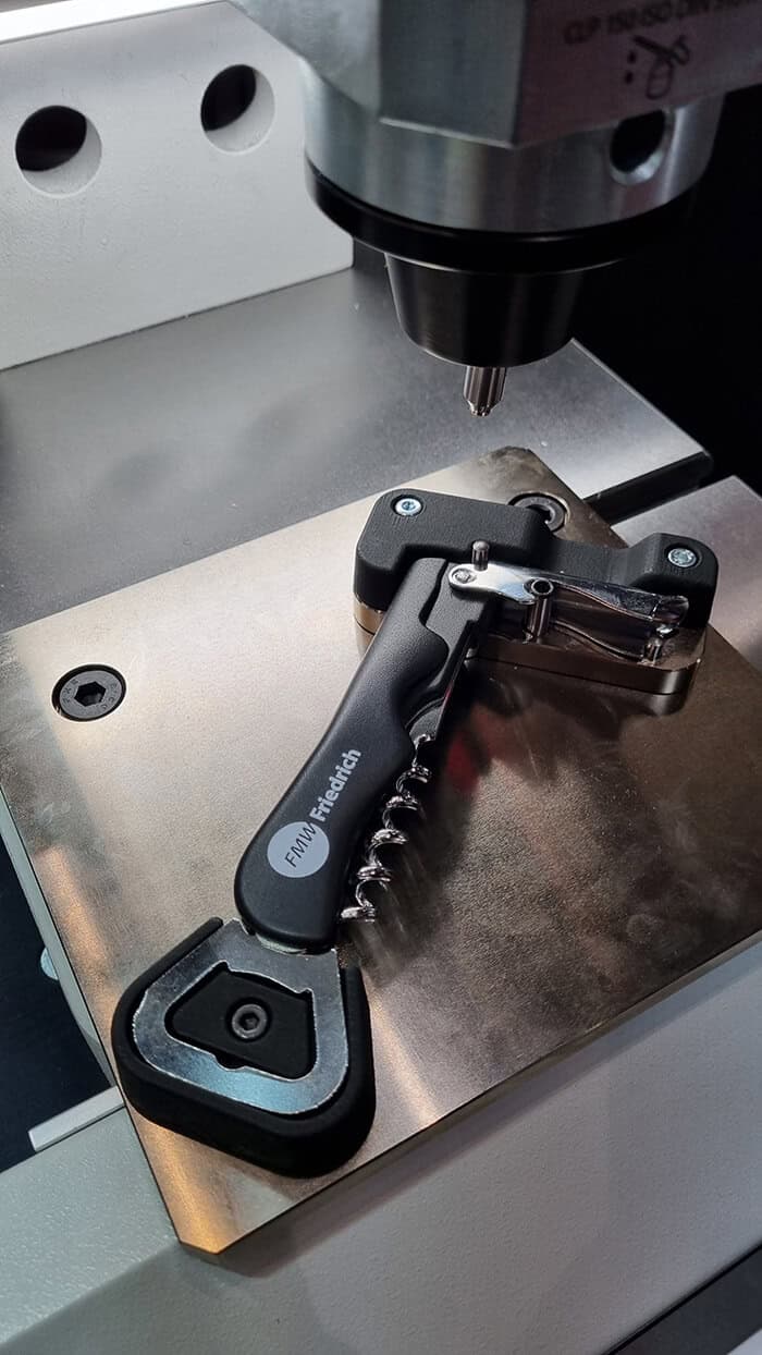 Campionatura di ribaditura radiale, eseguita su un cavatappi