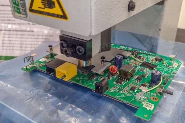 Attività di press-fit su una scheda elettronica tramite una pressetta manuale assistita pneumaticamente HKPL-DS