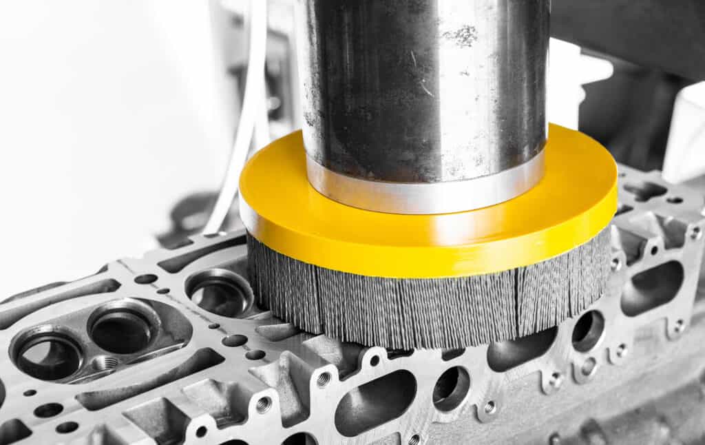 Spazzola ATB al lavoro su una testata motore, al fine di creare una corretta finitura superficiale per garantire la corretta tenuta della guarnizione