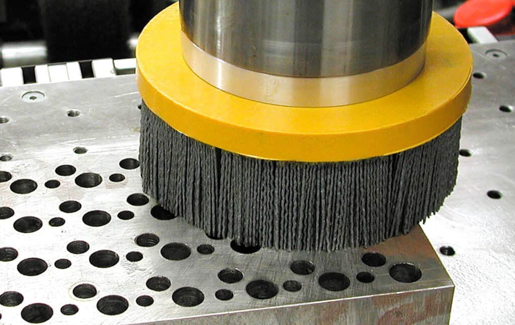 La spazzola ATB consente di sbavare con facilità i canali idraulici, in modo tale da prevenire l'introduzione di sfrido e bave all'interno dei canali. Questo scongiura la contaminazione dell'olio dovuta ai residui di lavorazione