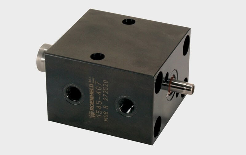 Cilindro a basetta con stelo passante