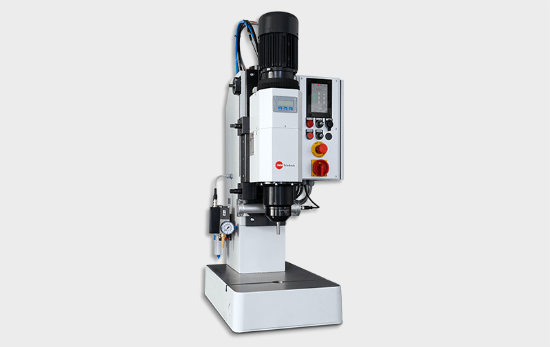 Ribaditrice radiale FMW Friedrich con controllore di processo