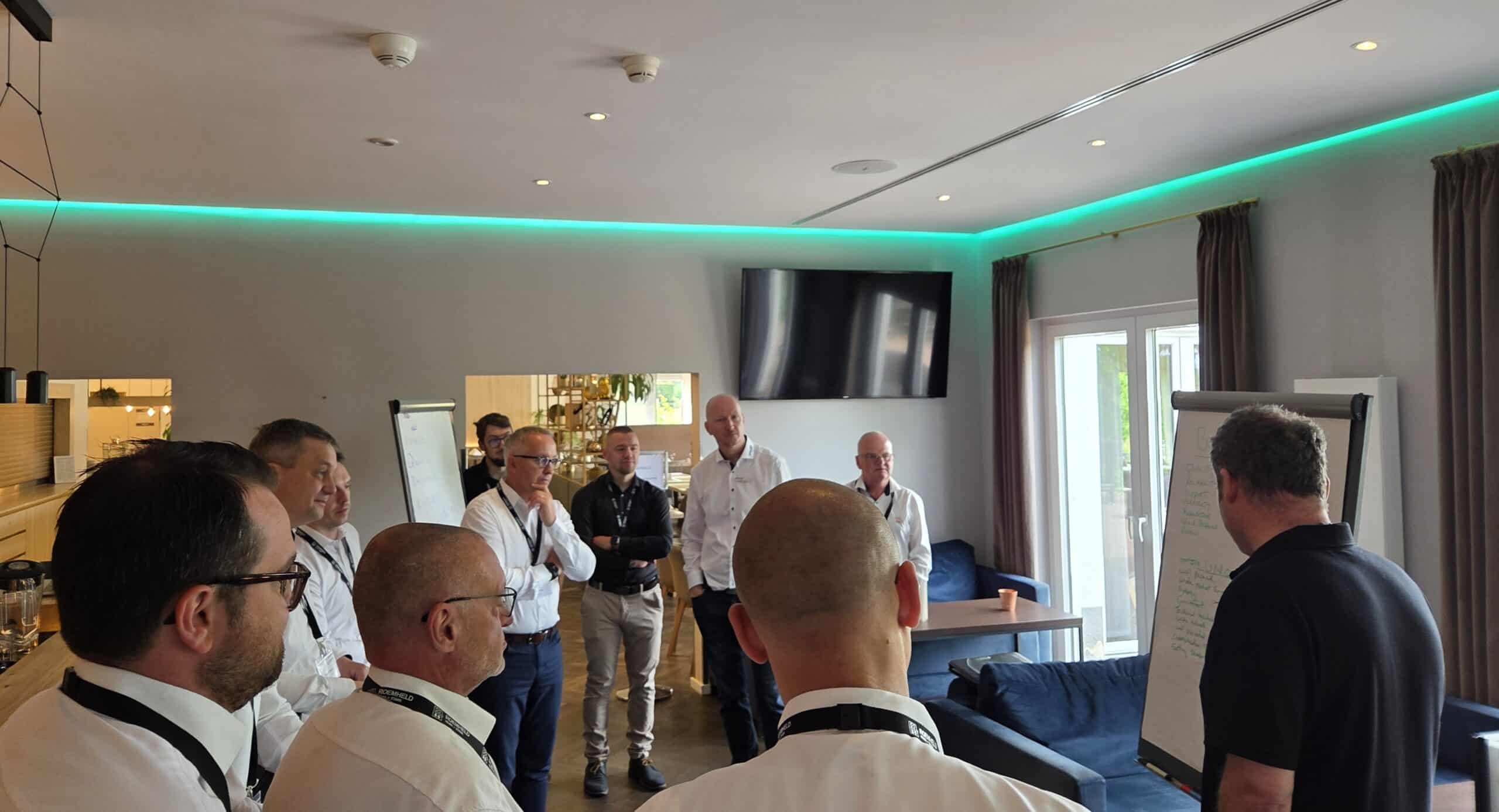 Divisione in squadre del team di vendita Hilma QDC per svolgere il workshop incentrato sulla condivisione delle attività di sviluppo prodotti