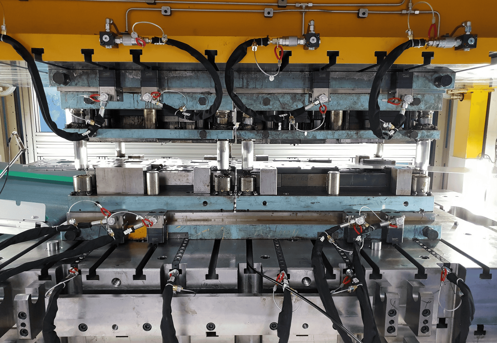 Sistema di cambio rapido degli stampi QDC, completo di bloccaggi, listoni a rulli e mensole per il cambio rapido