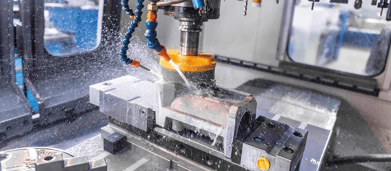 Spazzola ad alta tecnologia ATB al lavoro su una macchina utensile (notare la morsa Hilma)