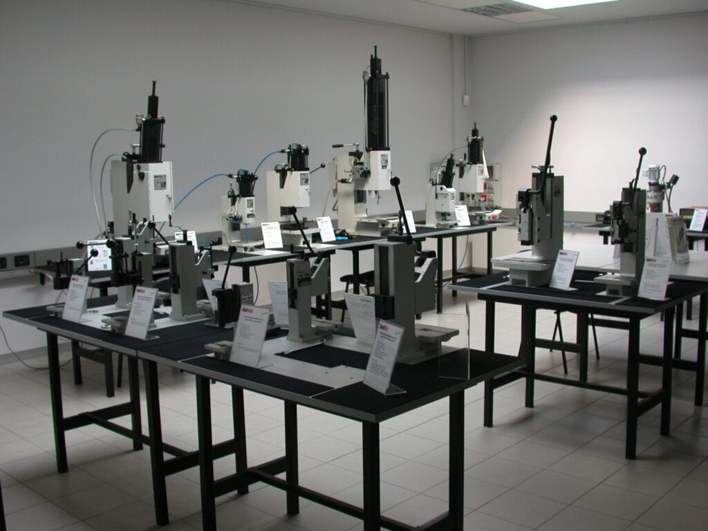 La showroom e laboratorio di pressatura al primo piano della sede di Via Genova 58/A a Rivoli nel primi Anni 2000