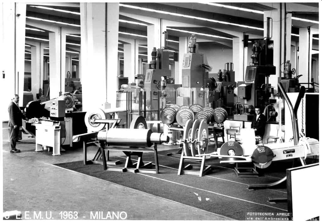Il rag. Giuseppe Riva alla VIII Esposizione Europea della Macchina Utensile (EEMU), tenutasi dal 4 al 13 ottobre 1963