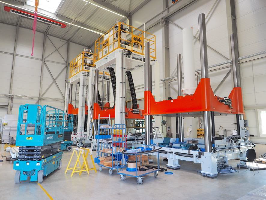 Presse di sbavatura Aulbach in fase di montaggio