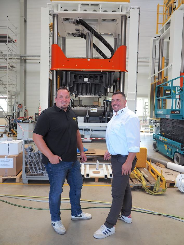 André Pfeifer (sinistra, project manager) e Ulrich Krimm (destra, direttore generale) di fronte a una pressa di sbavatura SP30 equipaggiata con bloccaggi Roemheld