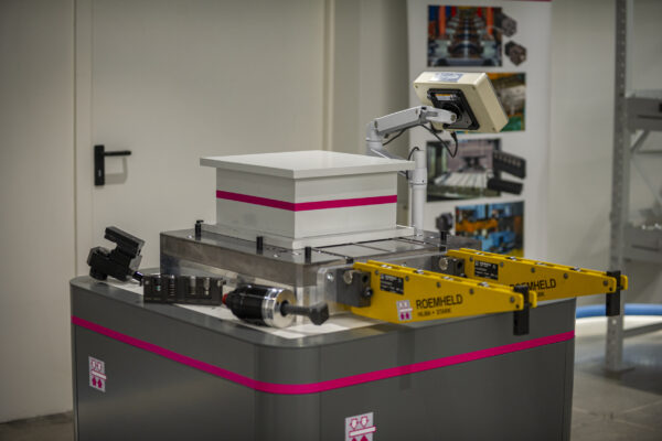 Piedistallo dimostrativo per i sistemi di cambio rapido degli stampi magnetici e idraulici, con tanto di mensole per il cambio rapido degli stampi fuori dalla pressa