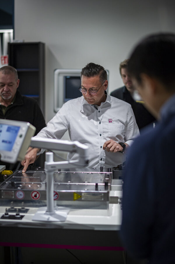 Dimostrazione del funzionamento del sistema di cambio rapido stampi QDC magnetico R-MAG